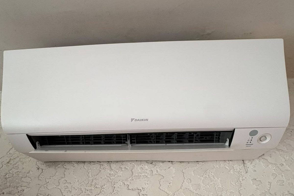 Le même climatiseur mural Daikin nettoyé et désinfecté après entretien par Ent. LASSAVE David