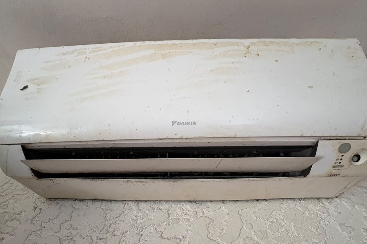 Climatiseur mural Daikin encrassé avant son entretien annuel, dans un logement des Bouches-du-Rhône